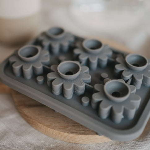 Nahaufnahme der grauen Blütenform aus flexiblem Silikon – Seite zum Auffüllen mit entsprechenden Löchern in Blüten.