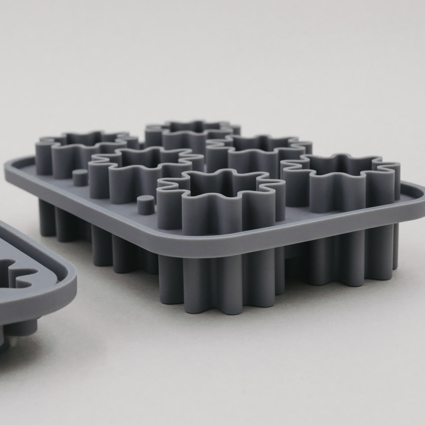 Nahaufnahme der grauen Blütenform aus flexiblem Silikon.