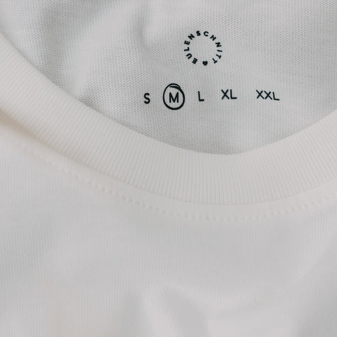 Detail Kragen weißes T-Shirt mit Größenangabe und Eulenschnitt Logo