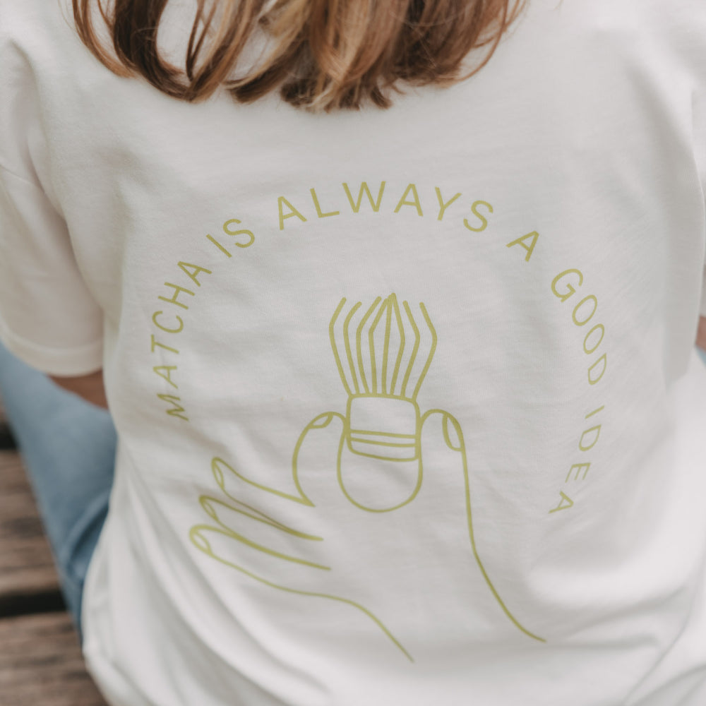 Detailaufnahme Print „Matcha is always a good idea“ auf weißem T-Shirt