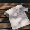 Weißes T-Shirt mit „go with the flow“ Aufdruck, flach auf Holzsteg im Sonnenlicht