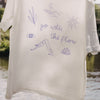 Nahaufnahme Rückseite: „go with the flow“ Print mit Yoga-Illustrationen auf weißem T-Shirt