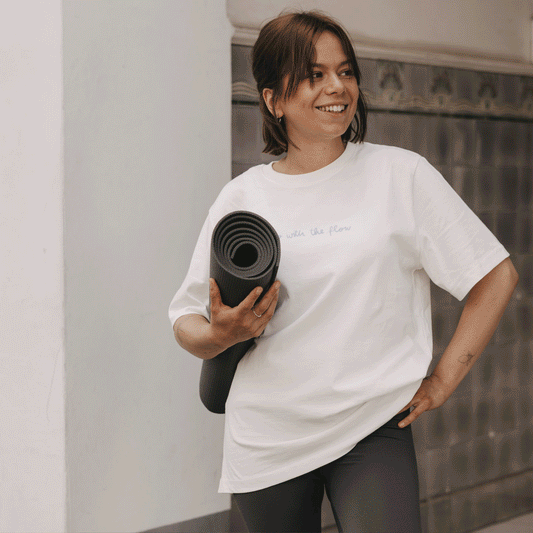T-Shirt mit Schriftzug „go with the flow“ vorne & Rückenprint mit wechselnen Bildern