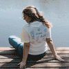 Weißes T-Shirt mit Print auf dem Rücken in sommerlicher Szene, wechselne Bilder