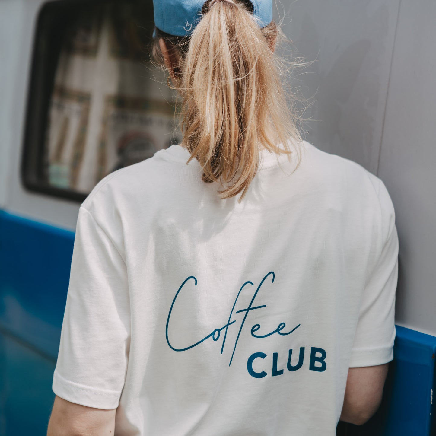 Nahaufnahme Rückenprint „Coffee Club“ auf weißem T-Shirt