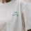 Detail Frontprint mit kleiner Kaffee Illustration auf weißem T-Shirt