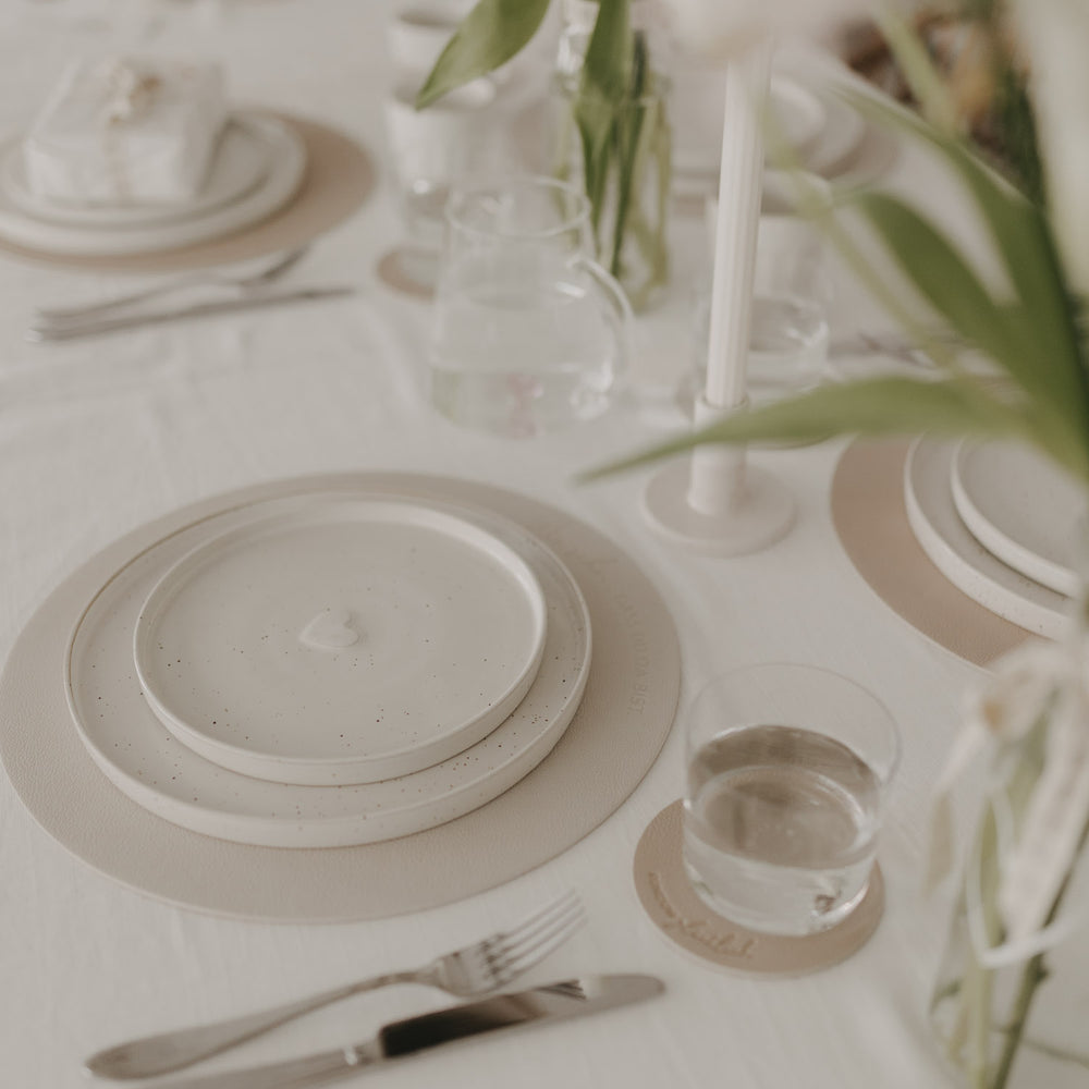 Keramikgeschirr mit Herzdetail auf rundem Platzset in Creme von Eulenschnitt.