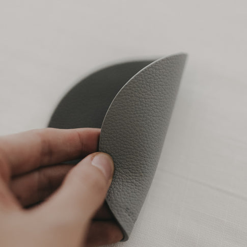 Wendbarer Untersetzer in Grau, Nahaufnahme der flexiblen, strukturierten Oberfläche.