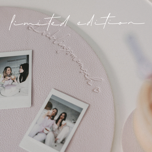 Wendbare Platzsets „Lieblingsmensch“ in Flieder auf gedecktem Tisch mit Keramikgeschirr, Beeren und Getränk.