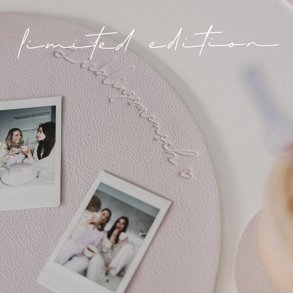Wendbares Platzset „Lieblingsmensch“ in Flieder mit geprägtem Schriftzug, dekoriert mit Polaroidfotos.
