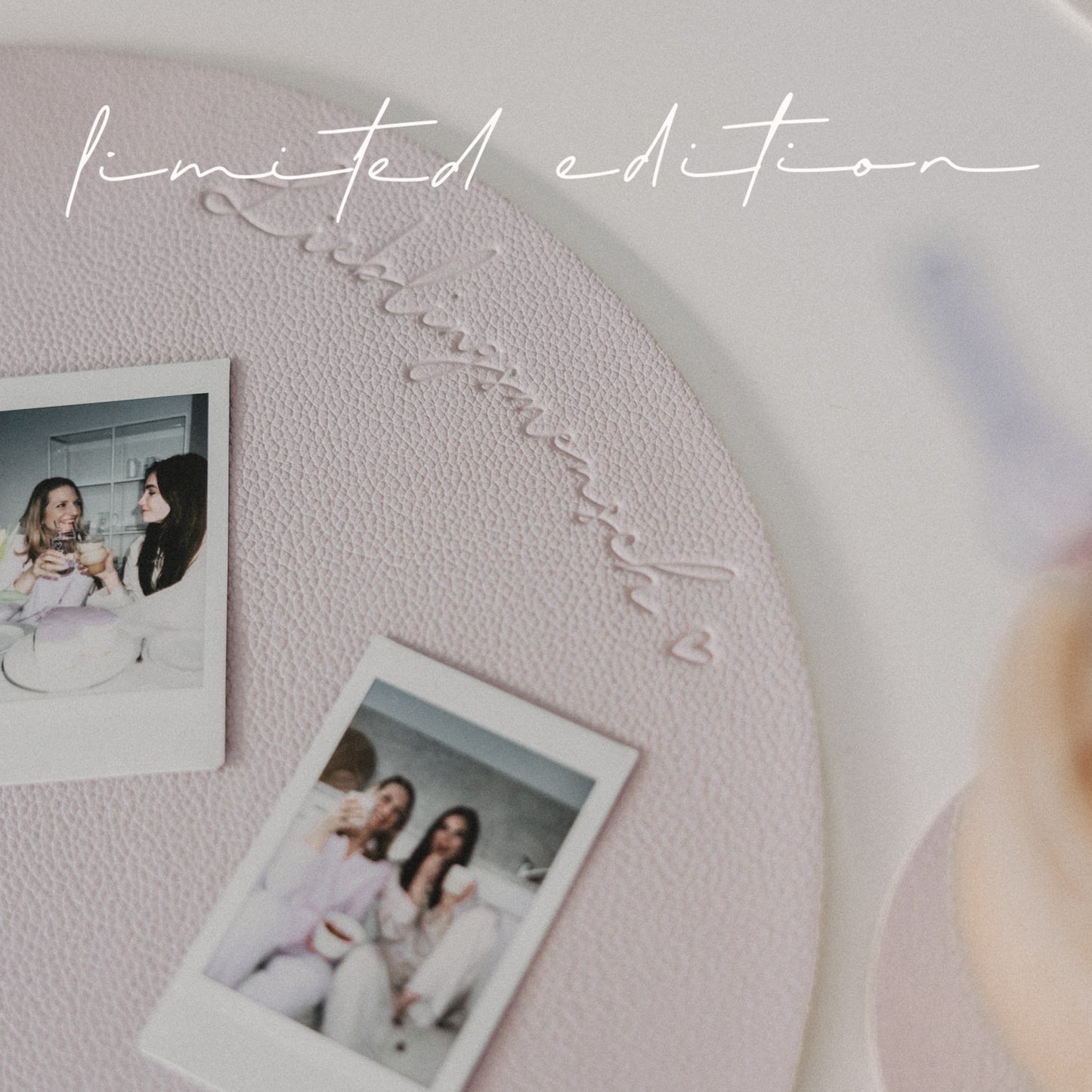 Wendbares Platzset „Lieblingsmensch“ in Flieder mit geprägtem Schriftzug, dekoriert mit Polaroidfotos.