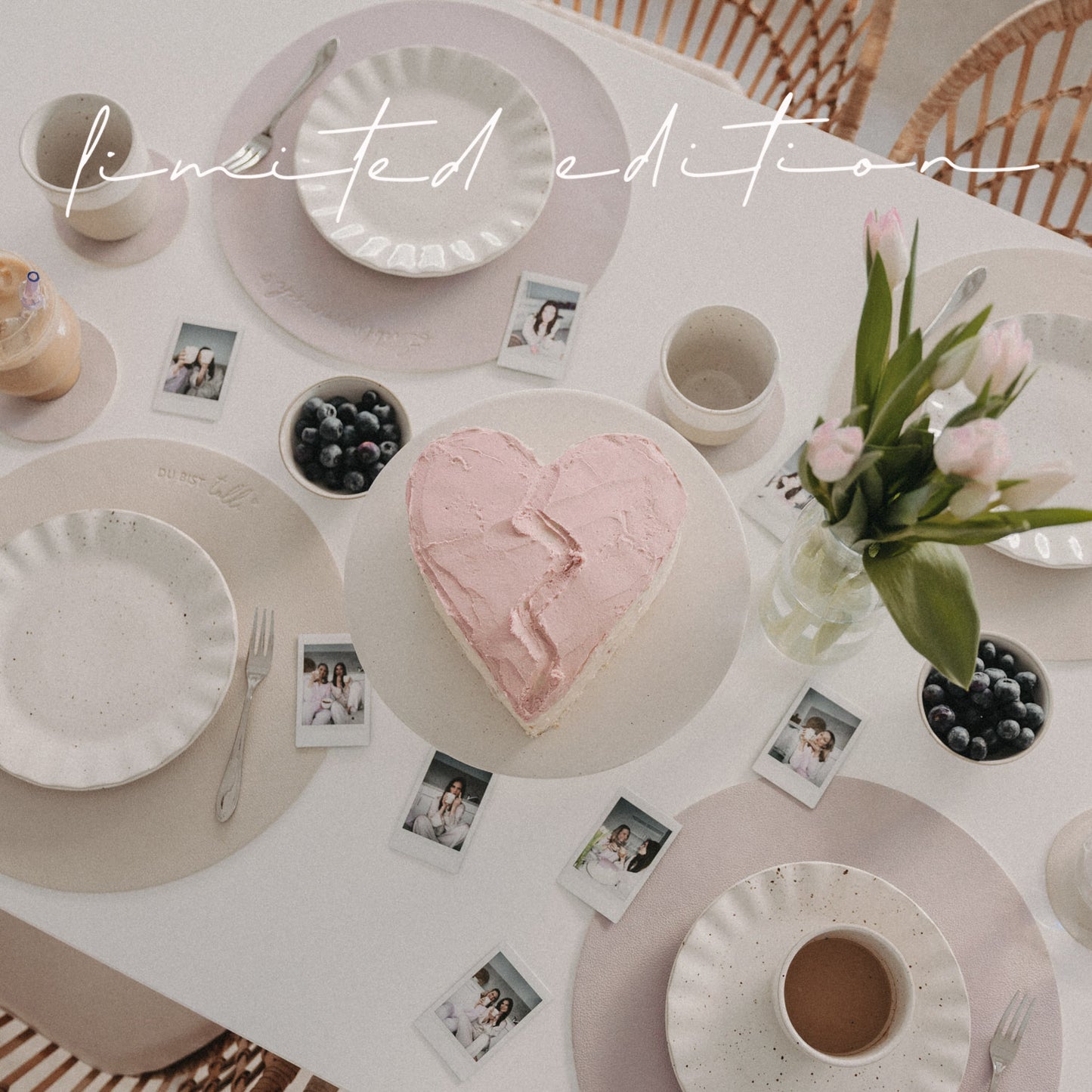 Limitiertes wendbares Platzset „Du bist toll“ in Flieder auf gedecktem Tisch mit Geschirr, Herzkuchen und Deko