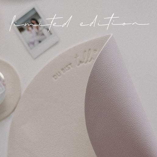 Detailaufnahme wendbares Platzset „Du bist toll“ Flieder, geprägter Schriftzug und feine Lederstruktur