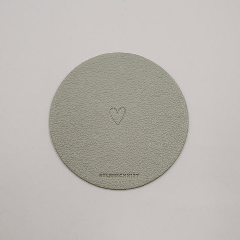 Wendbarer Untersetzer in Hellgrün mit Herzprägung und Eulenschnitt-Logo.