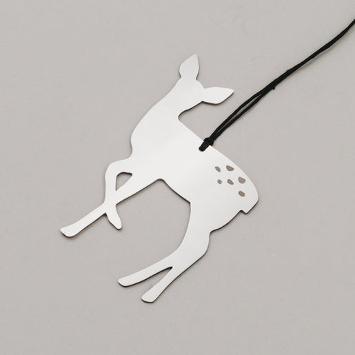 Detailaufnahme vom silbernen Metallreh mit schwarzer Schnur, zeigt reflektierende Oberfläche.