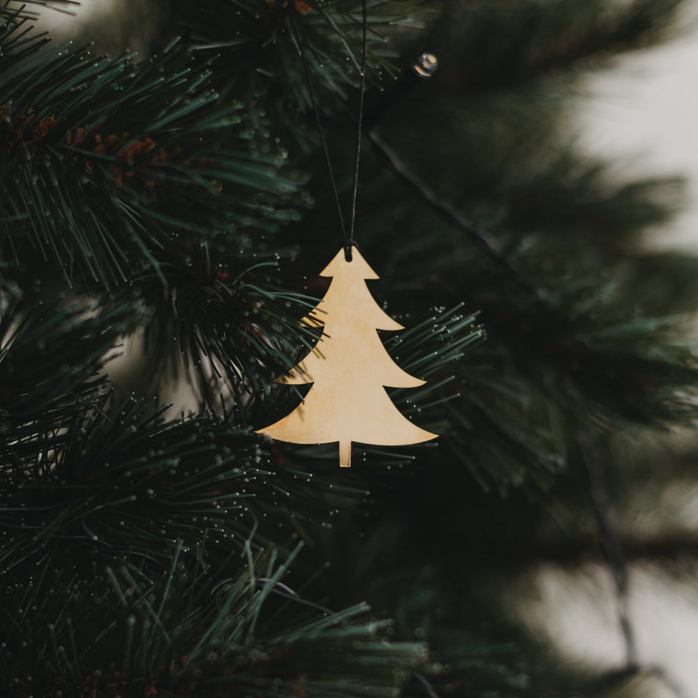 Glänzender goldener Tannenanhänger am Weihnachtsbaum.