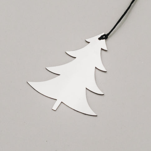 Detailaufnahme von silberner Metalltanne mit schwarzer Schnur, zeigt reflektierende Oberfläche.