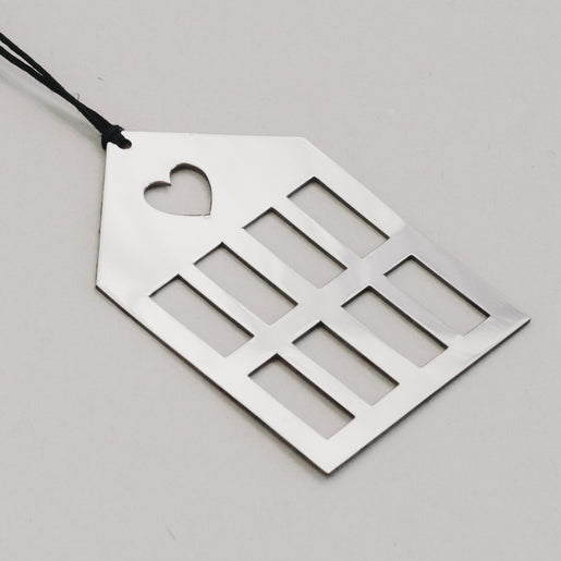 Detailaufnahme vom silbernen Metallhaus mit schwarzer Schnur, zeigt reflektierende Oberfläche.