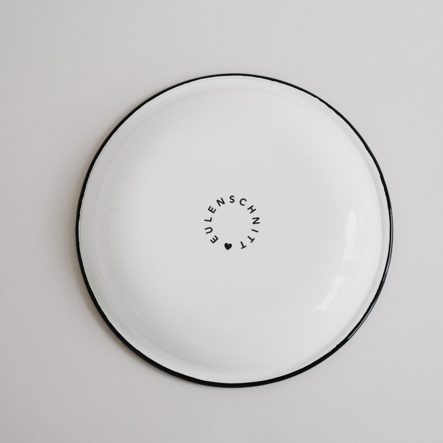 Rückseite des Emaille Frühstückstellers Herz mit Eulenschnitt Logo – schlicht und stilvoll.