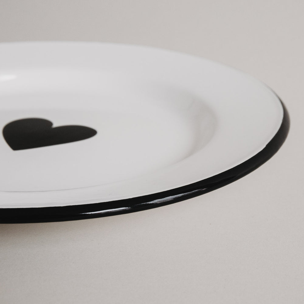 Detailaufnahme des Emaille Speisetellers Herz – schwarzer Rand und glänzende Oberfläche im Fokus.
