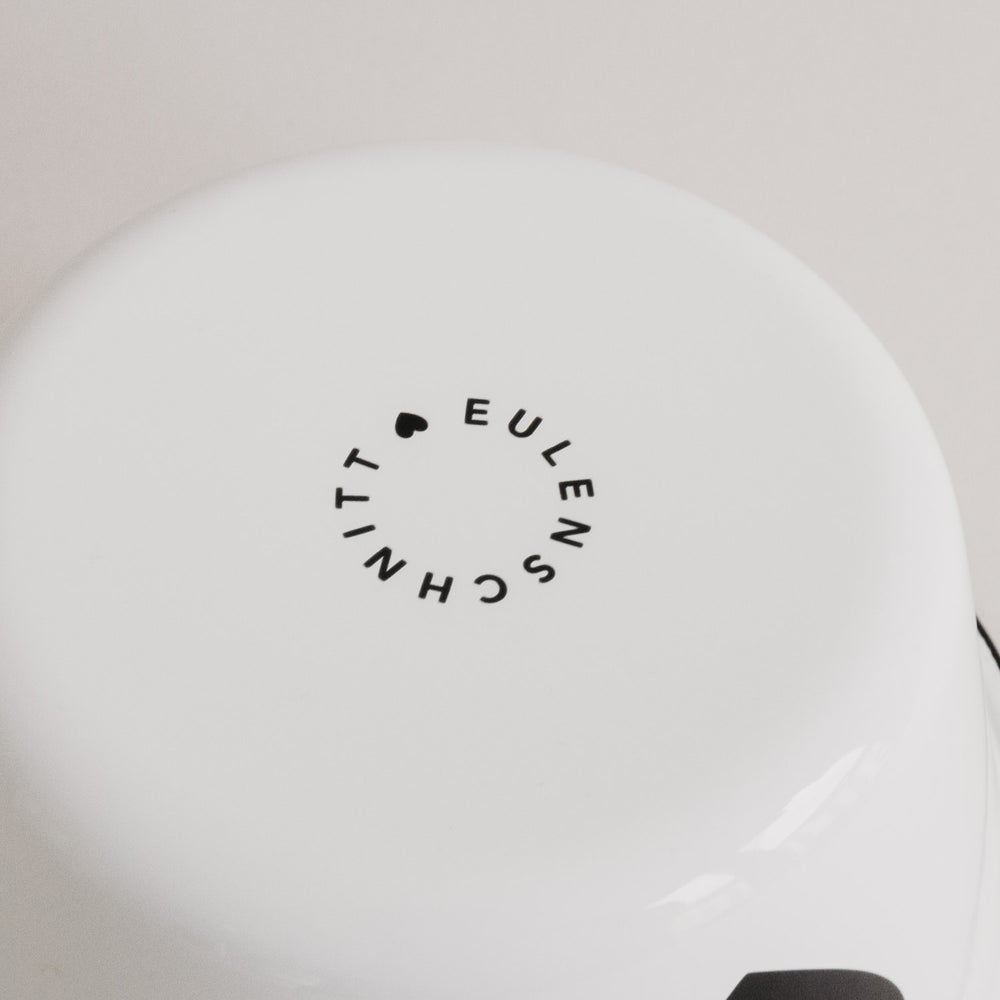 Unterseite der Emaille Schale Herz mit Eulenschnitt Logo – stilvolles Detail im minimalistischen Look.