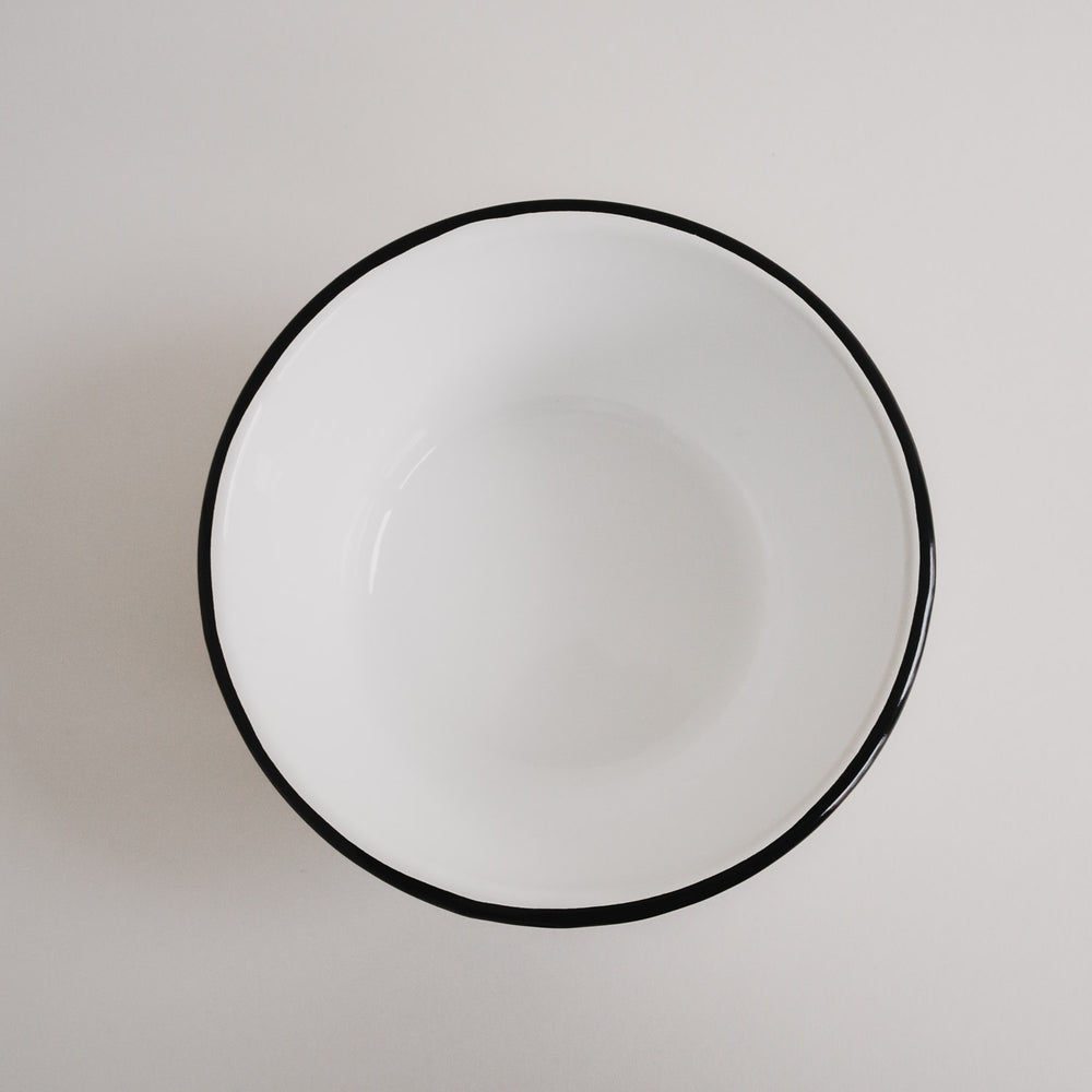 Emaille Schale Herz von oben fotografiert – schlichtes Off-White Design mit schwarzem Rand.