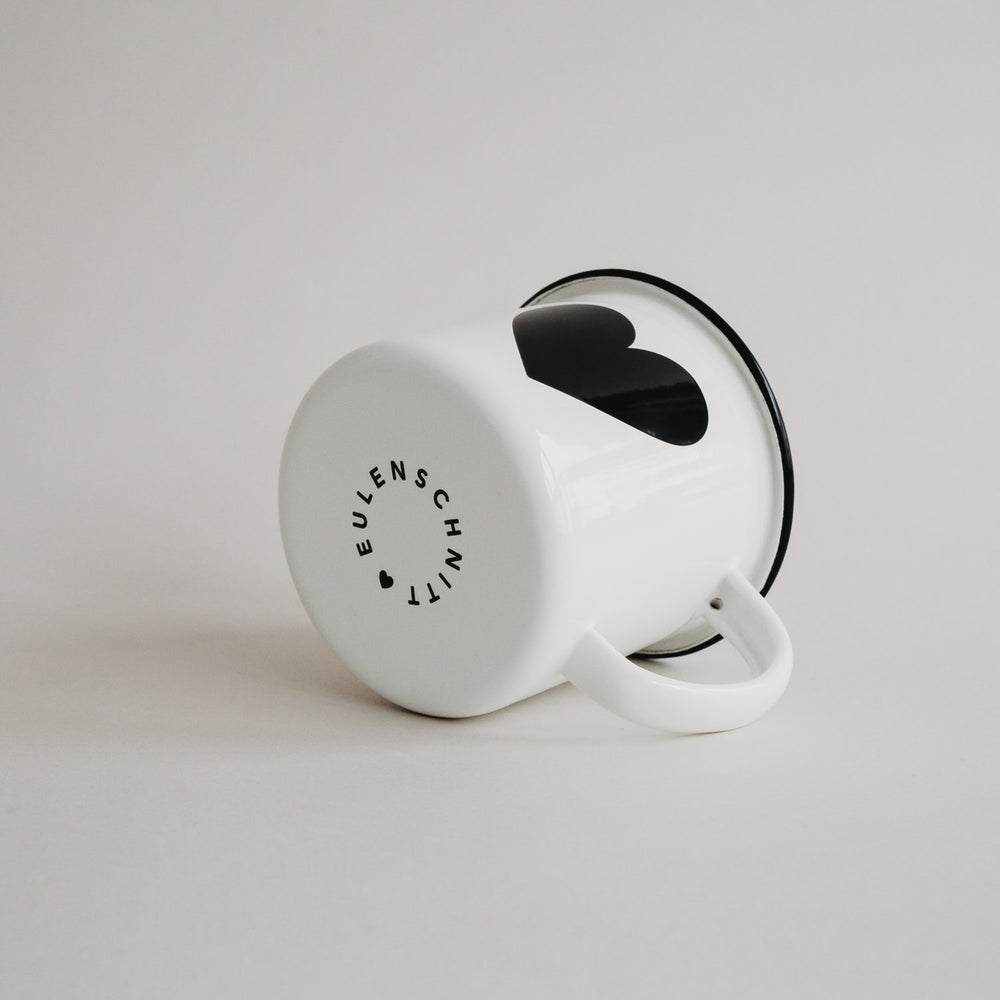 Unterseite der Emaille Tasse Herz mit Eulenschnitt Logo – schlichtes, stilvolles Detaildesign.