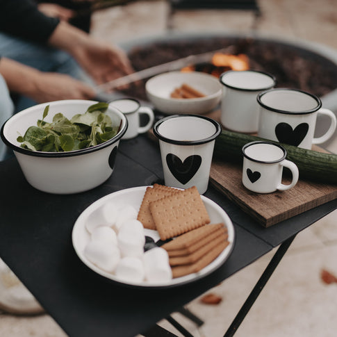 Emaille Geschirrset Herz mit Espressotasse, Becher und Schale – perfekt für gemütliche Outdoor-Mahlzeiten.