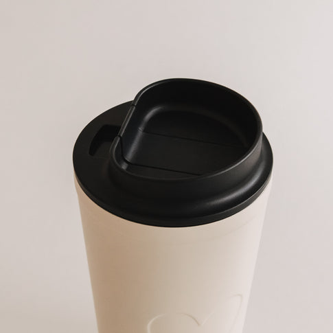 Detailaufnahme schwarzer Deckel des To-go Bechers Herz creme, praktische Öffnung.