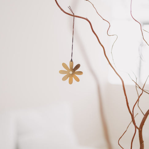 Goldener Metallanhänger Blume am Zweig – minimalistische Osterdeko.