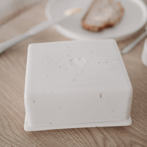 Detail Butterdose mit Herz-Prägung aus Keramik, minimalistisch und zeitlos gestaltet
