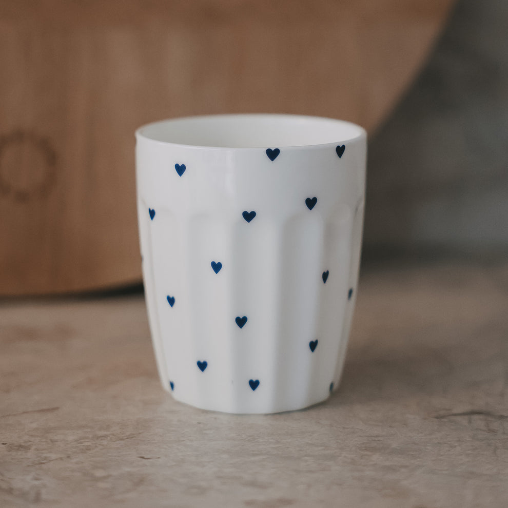 Weißer Becher mit kleinen blauen Herzen, minimalistisches Design, Keramik Tasse für Kaffee oder Tee