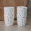 Stapelbarer Keramikbecher mit bunten Herzmotiven in Blau, Rot und Grün, dekorativ und modern