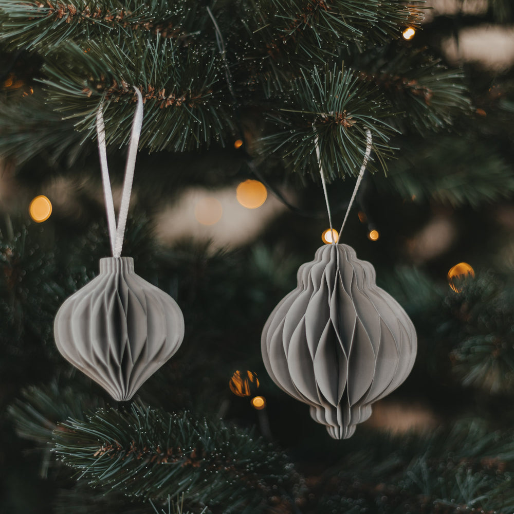 Graue Papieranhänger in Kugelform als stilvoller Christbaumschmuck