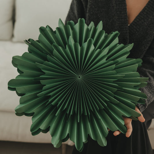 Grüne Papierschneeflocke 45 cm mit filigraner Fächerstruktur im Detail