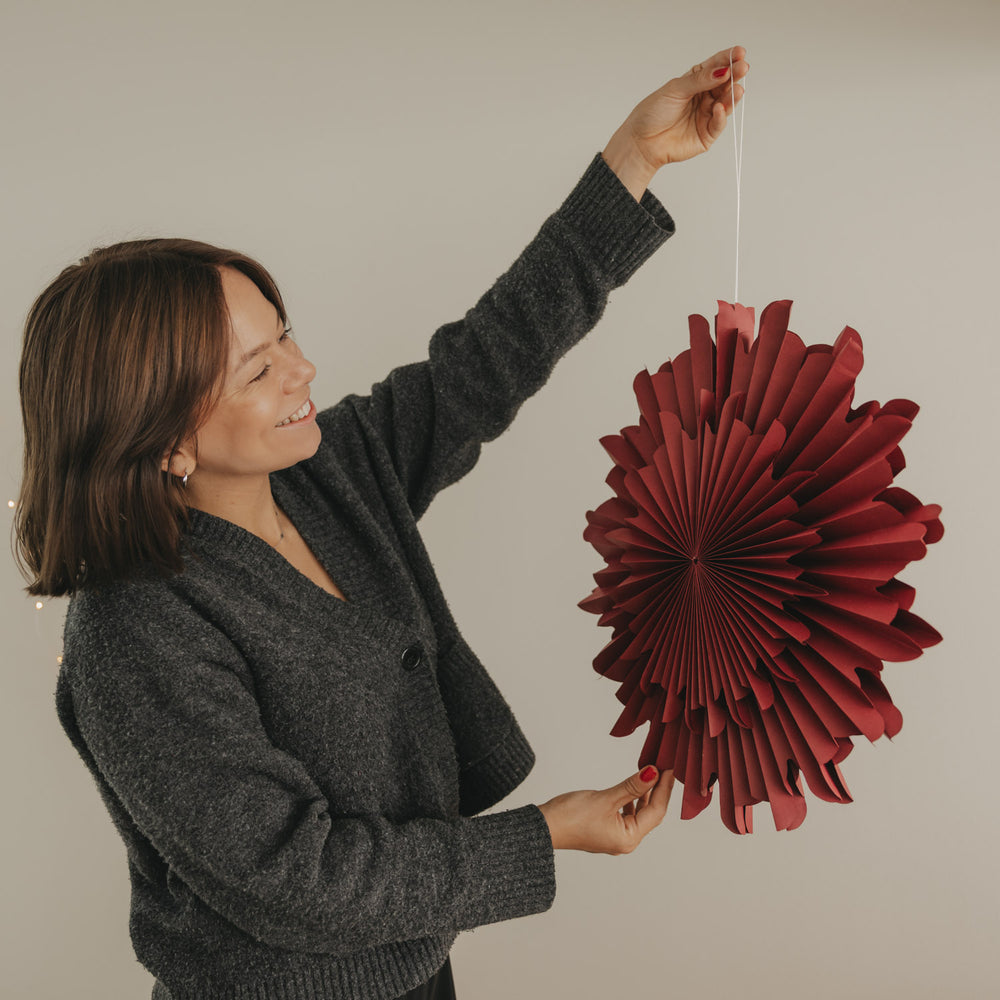 Rote Papierschneeflocke 45 cm als elegante Weihnachtsdekoration mit filigraner Fächeroptik