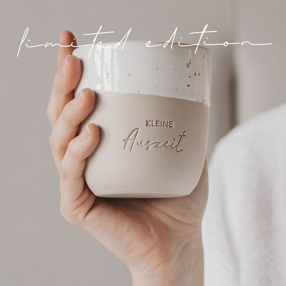Nahaufnahme des Keramikbechers „Kleine Auszeit“ mit heller Glasur – Limited Edition.