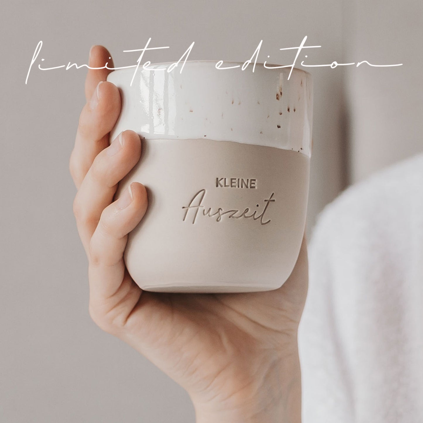 Nahaufnahme des Keramikbechers „Kleine Auszeit“ mit heller Glasur – Limited Edition.