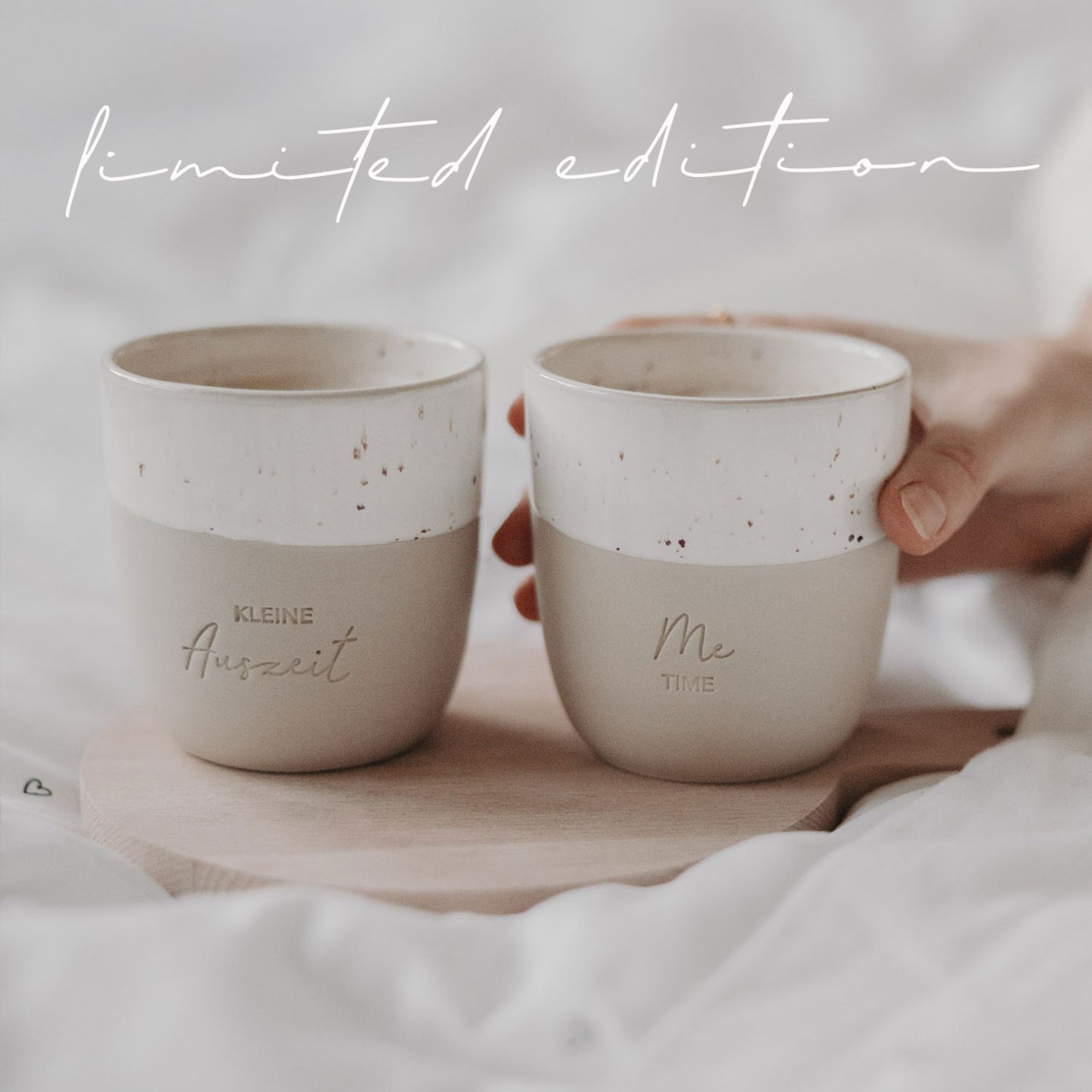 Zwei Keramikbecher „Kleine Auszeit“ und „Me Time“ auf Holztablett – Limited Edition.