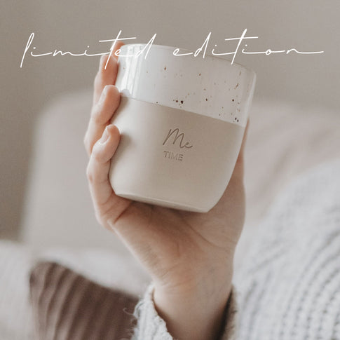 Nahaufnahme des Me Time Keramikbechers in der Hand, Limited Edition von Eulenschnitt.