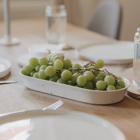 Servierschale Calma klein gefüllt mit grünen Weintrauben auf einem Holz-Tisch im Tageslicht