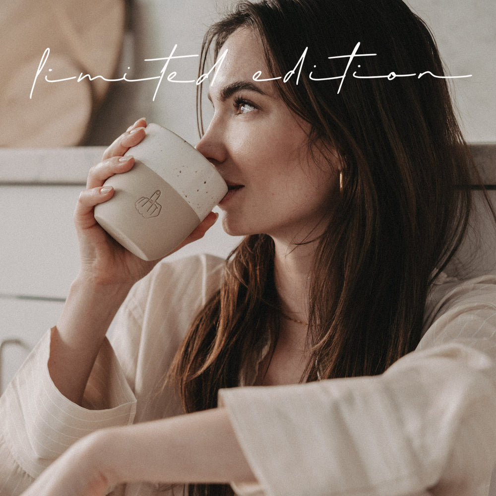 Limitierter Becher „Nein Danke“ mit frechem Mittelfinger-Motiv, Person trinkt Kaffee, humorvolles Statement zum Valentinstag.