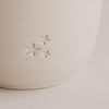 Detail Sternprägung auf Keramikbecher, dezentes Design in Beige und Weiß
