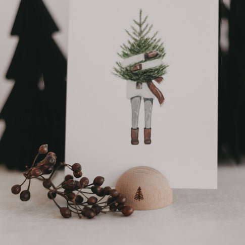 Holz-Kartenständer mit Tannen-Motiv, festlich dekoriert mit Postkarte und Beeren