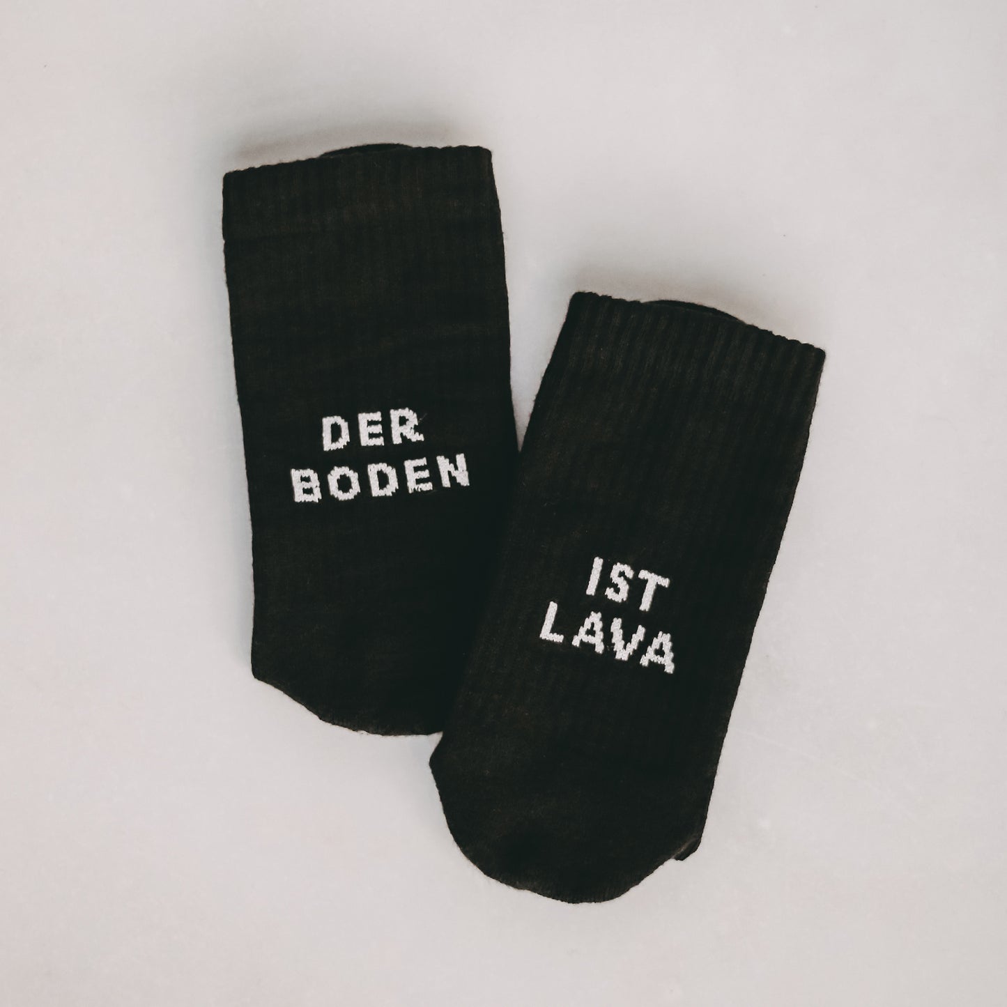 Socken Der Boden ist Lava schwarz