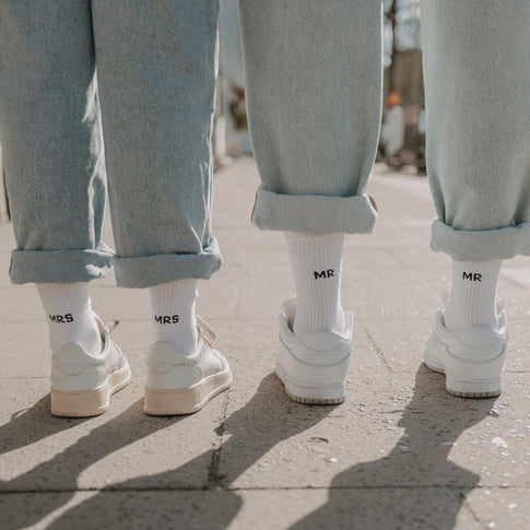 Weiße Socken „MR“ und „MRS“ kombiniert zu Sneakern im Partnerlook
