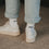 Detailansicht weißer Socken „MRS“ mit Sneakern und hochgekrempelter Jeans