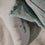 Detailansicht weißer Socken mit Gänseblümchen und Eulenschnitt Schriftzug
