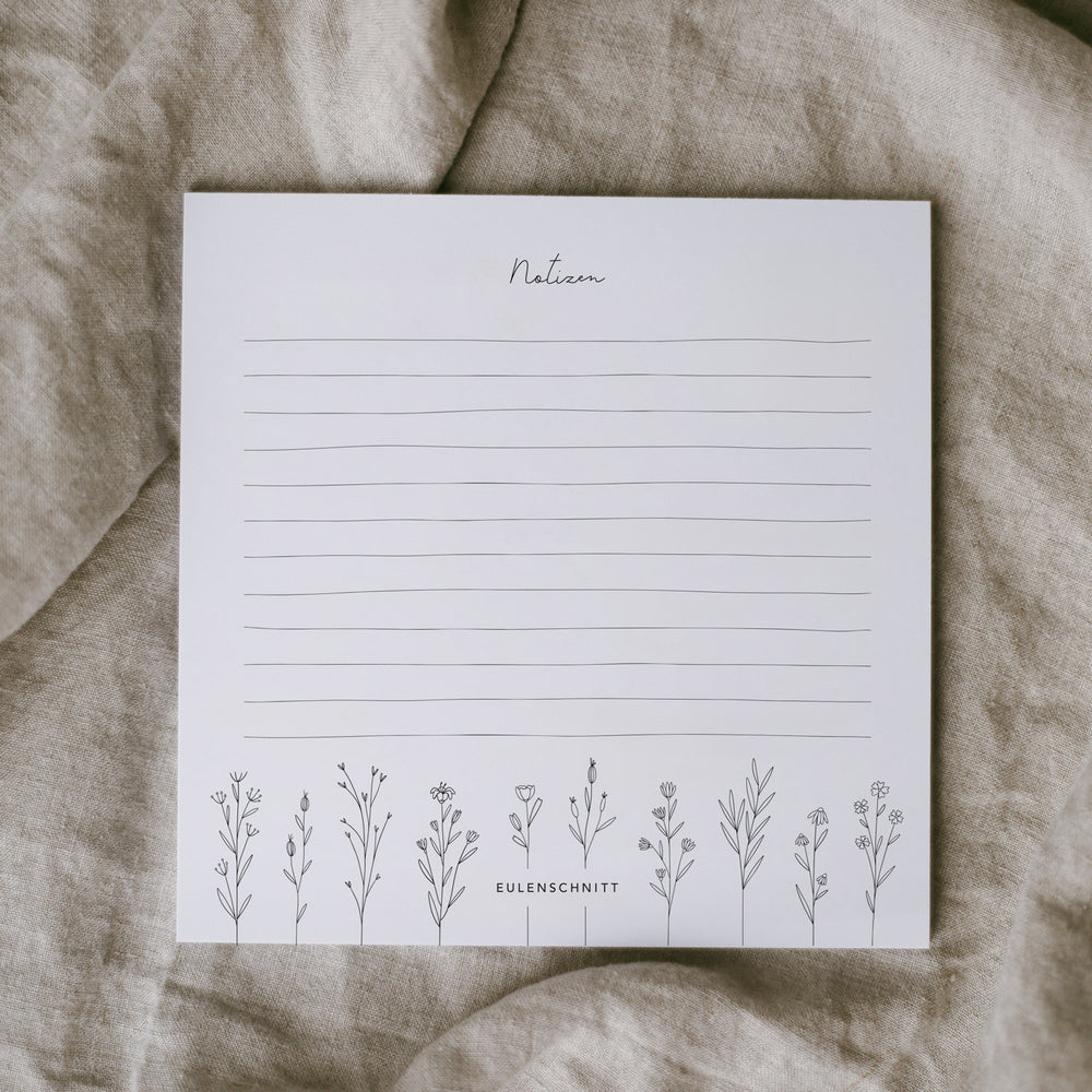 Notizblock mit Linien und feinen Blumenillustrationen aus dem 3er Set „Nimm dir Zeit“ im quadratischen Format.