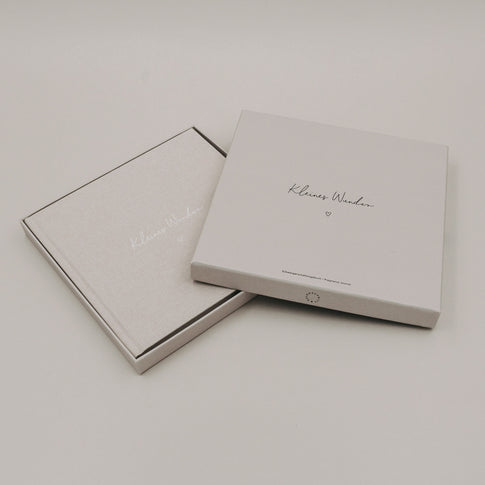 Schwangerschaftstagebuch „Kleines Wunder“ in eleganter Geschenkbox auf hellem Hintergrund.